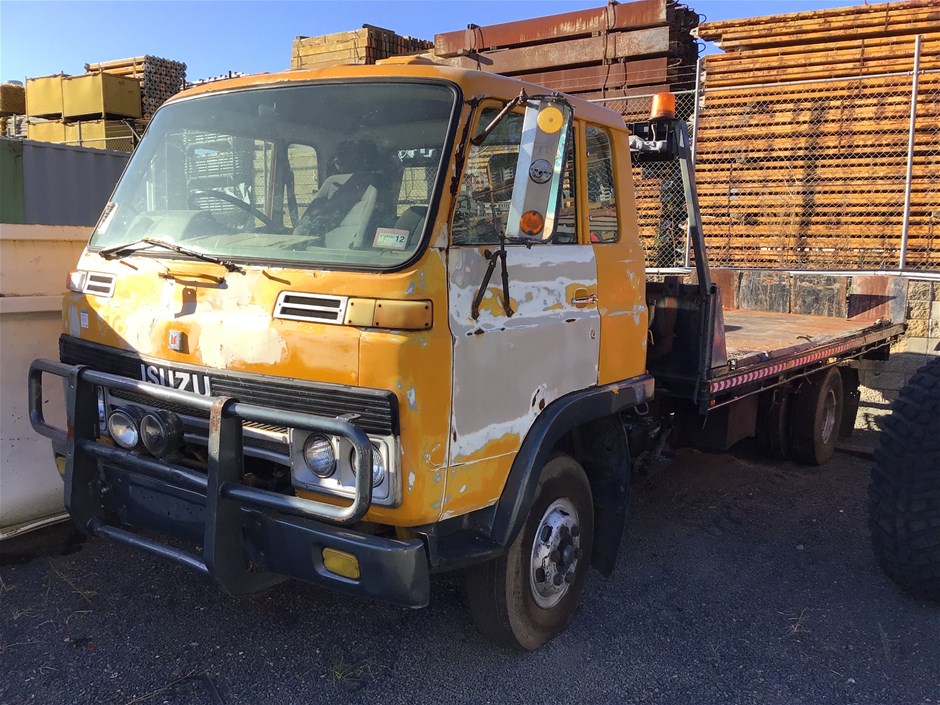 <p>1983 Isuzu  SBR 422 4 x 2 Tilt Tray Truck</p>