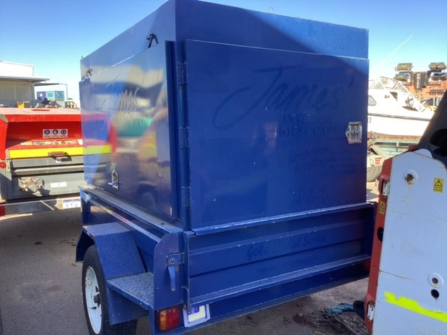 Unreserved 2004 Single Box Trailer