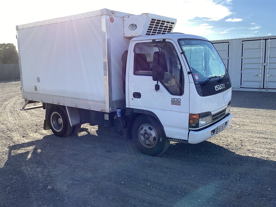 2004 Isuzu NKR 200 Short 4 x 2 Refrigerated Body Truck