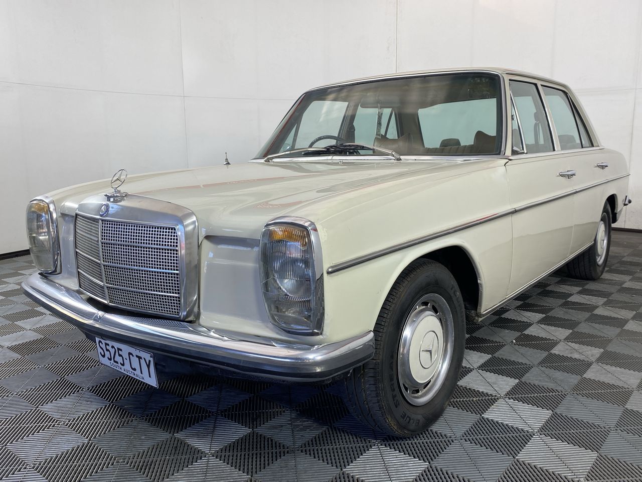 1972 Mercedes 220 Automatic Sedan Auction (0001-60012115) | Grays Australia