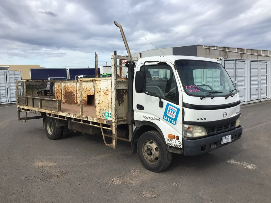 Unreserved 2004 Hino Dutro (4 x 2) Tray Body Truck