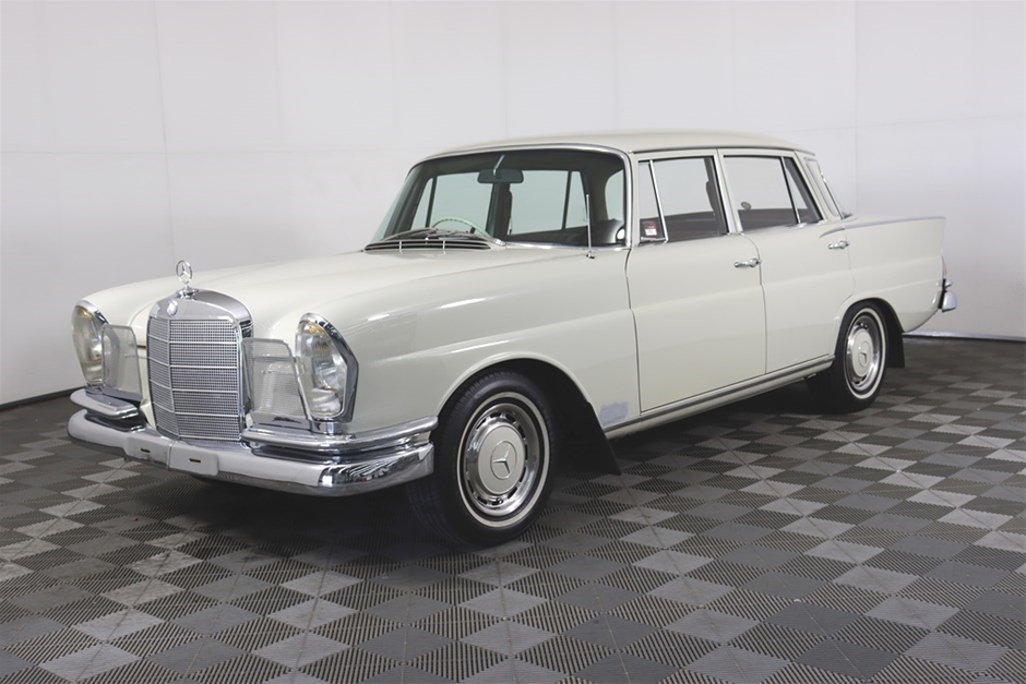 1967 Mercedes Benz 230S Heckflosse Fintail Auto Sedan