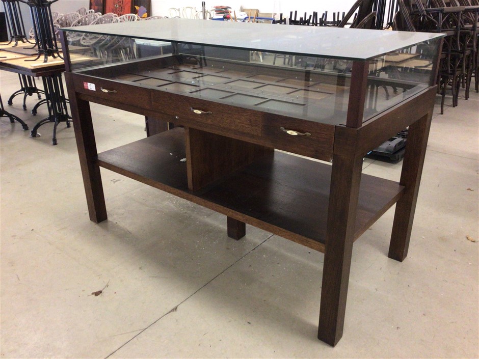 UNRESERVED Ex. Cruise Terminal & Retail Furniture