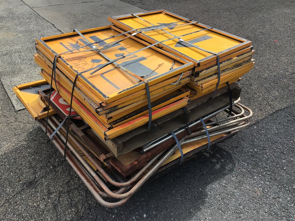 Qty of Traffic and Roadwork signs (Pack A8) Auction (0004-7045316 ...