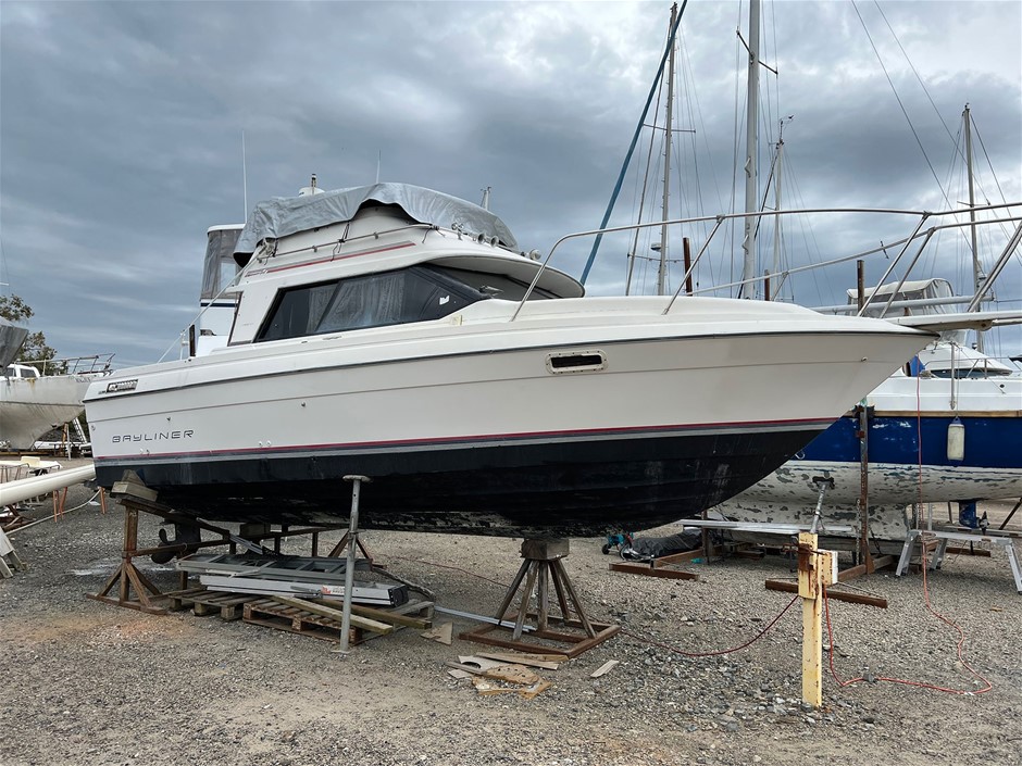 BAYLINER CIERA COMMAND BRIDGE