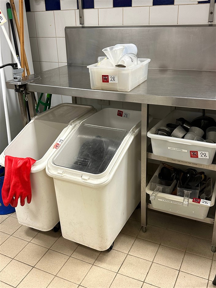 Large quantity of assorted cooking equipment Auction (0028-5054266 ...