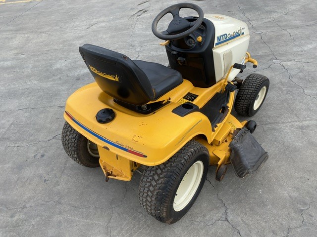 MTD Cub Cadet 2000 series Ride On Lawn Mower Auction 0070 8018002