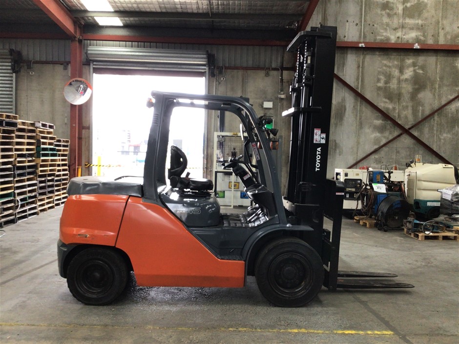 Forklifts, Pallet Truck & Fork Attachments