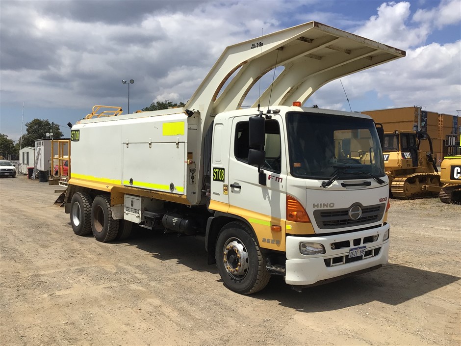 2011 Hino 6x4 Service Truck