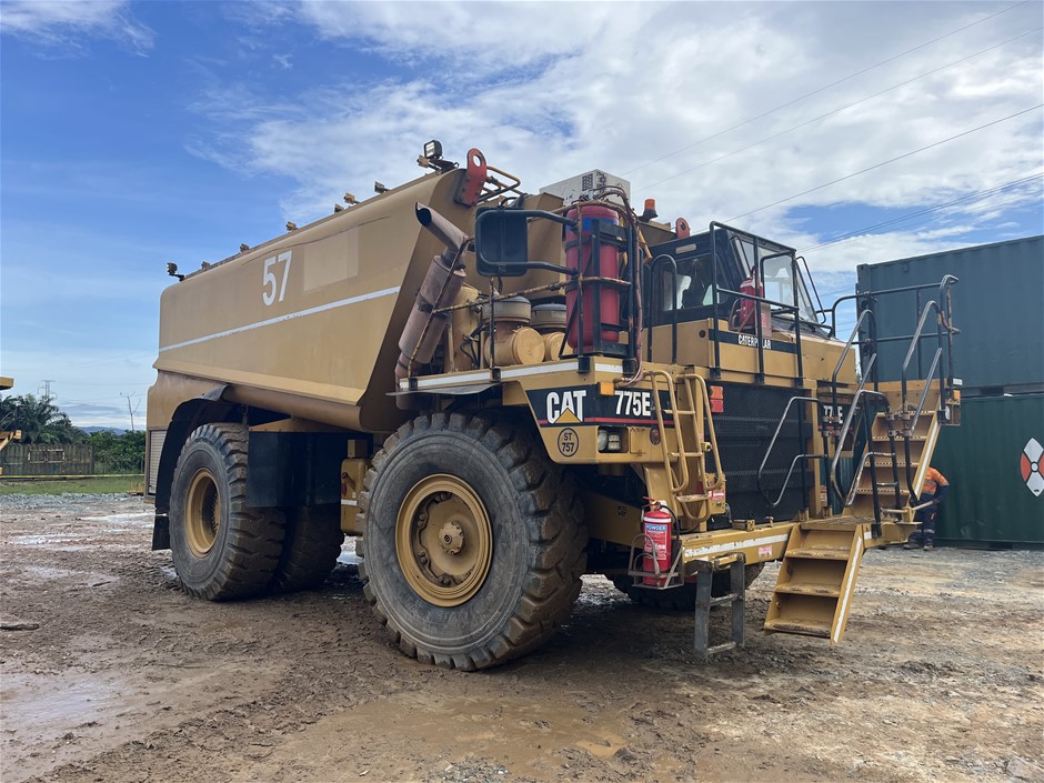 <p>2003 Caterpillar 775E Service Truck (ST757)</p>