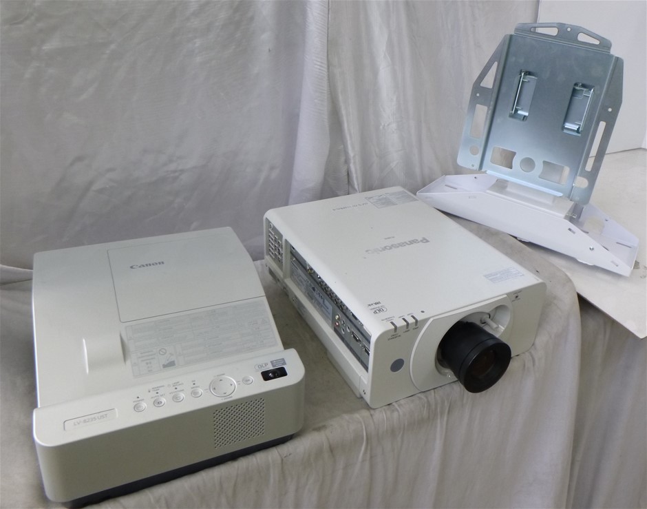 Bulk Lot Of Assorted Projectors & Accessories Auction (0132-5054893 ...