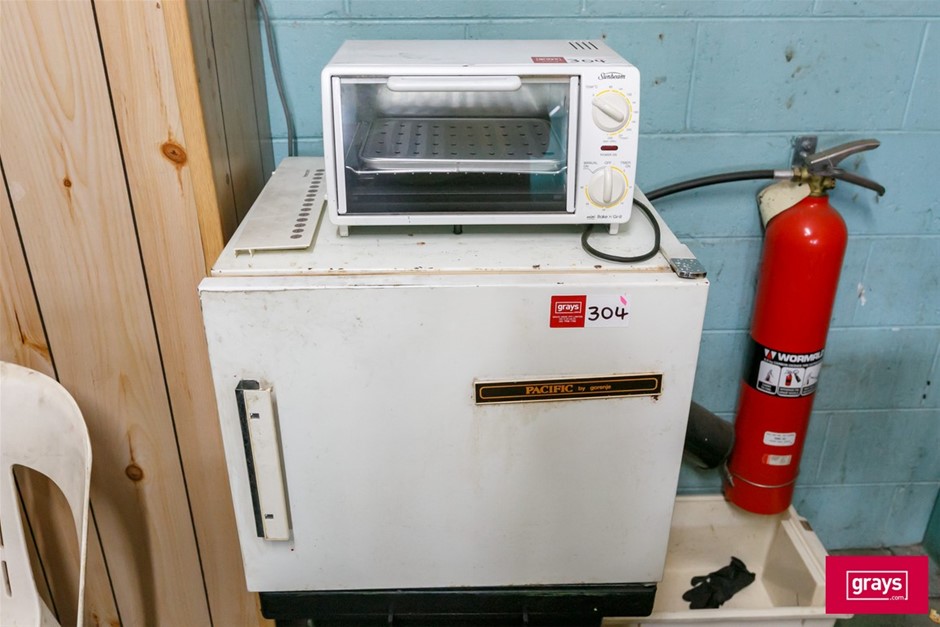 Small Bar Fridge Auction (03045054620) Grays Australia