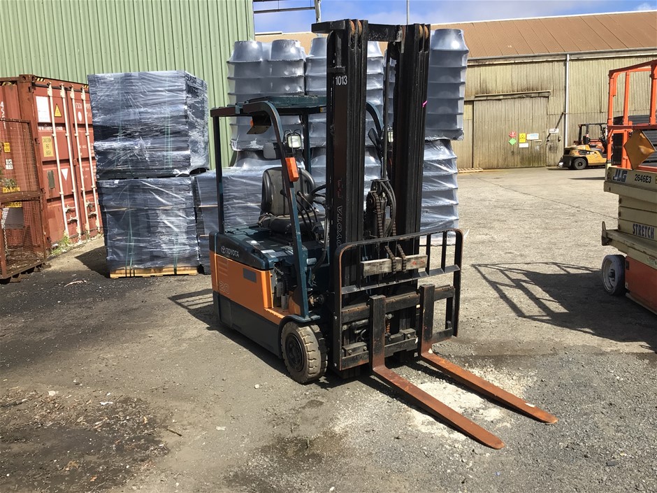 Forklift, Scissor Lift. Work Platform & Storage Facility