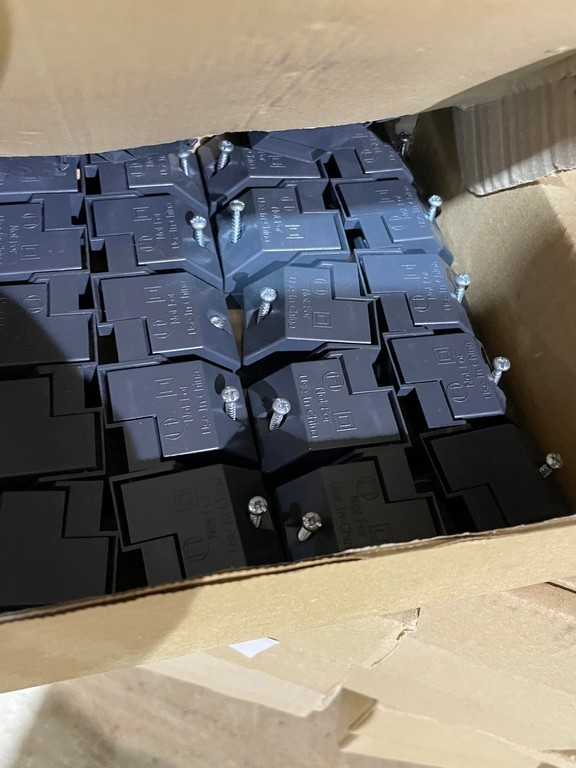 Qty Of 40 Boxes Of Strain Relief Blocks Auction (01595054961) Grays