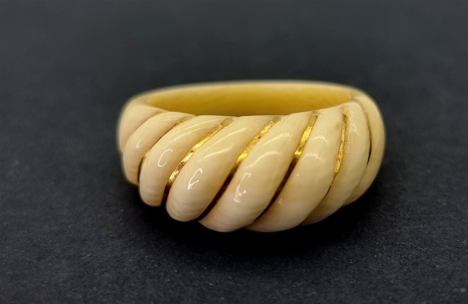 AN ANTIQUE YELLOW GOLD AND IVORY MENS RING Auction (00152556826
