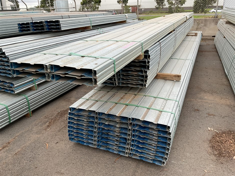 Stack Of Bluedeck Composite Decking Auction (00223028824) Grays