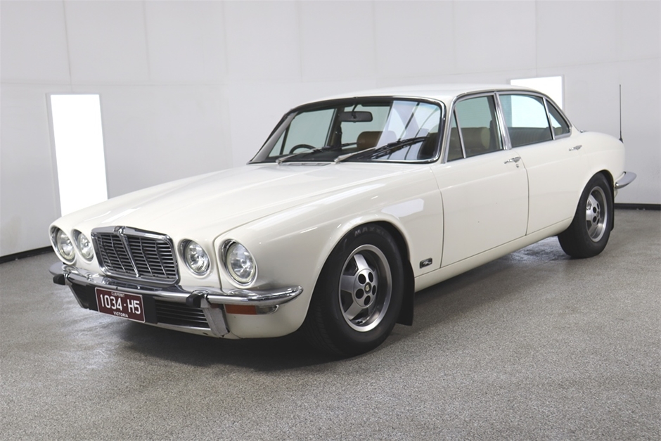 1975 Jaguar XJ6-L series 2 (5.7L V8) Automatic Sedan 