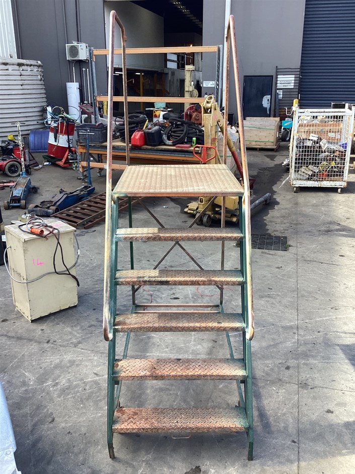 Mobile Platform Step Ladder