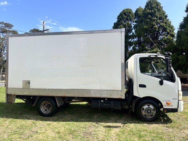 <p>2014 Hino 616 4 x 2 Pantech Truck</p>