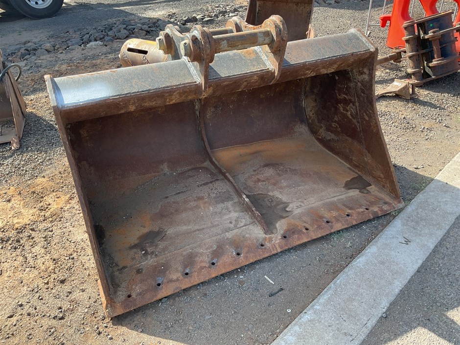 Excavator Buckets, Augers and Attachements - No Reserve
