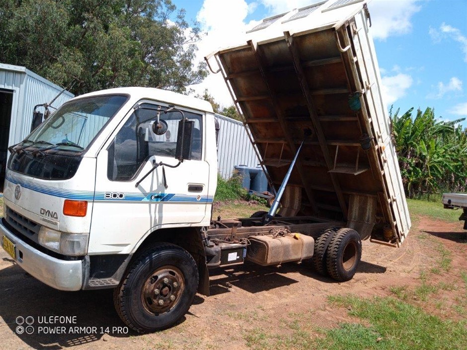 1995 Toyota DYNA 300 4 x 2 Tipper Truck