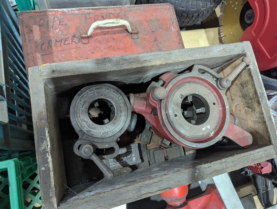 Pipe threading head and teeth Auction (0005-3031620) | Grays Australia