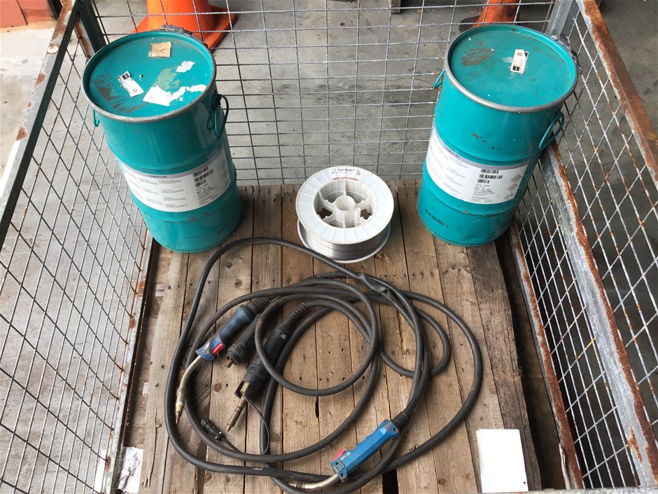Quantity of assorted items in cage