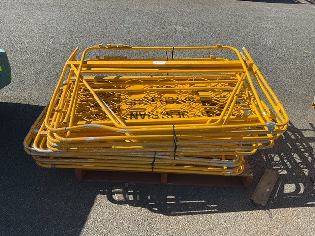 Approximately 14 Temporary Fence Panels Auction (0070-9058286) | Grays ...
