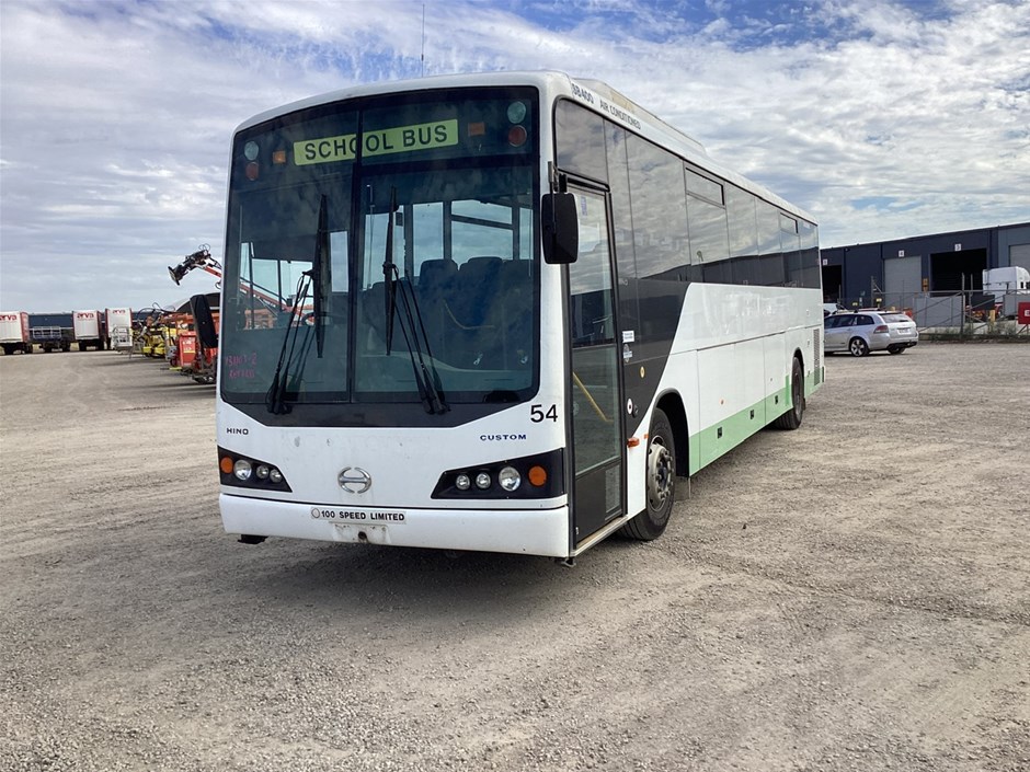 2006 Hino SB400 4 x 2 Bus