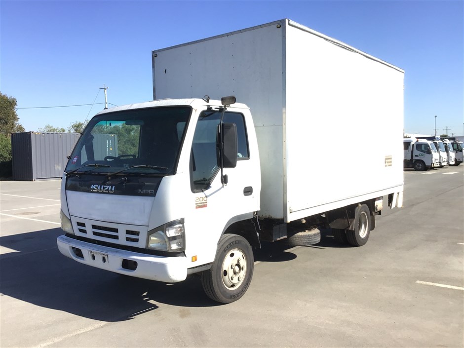2007 Isuzu NPR 4 x 2 Pantech Truck