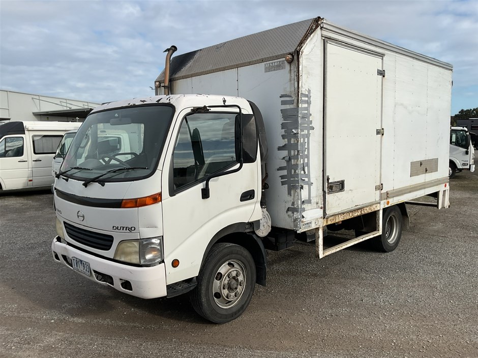 No Reserve 2002 Hino Dutro 4 x 2 Pantech Truck