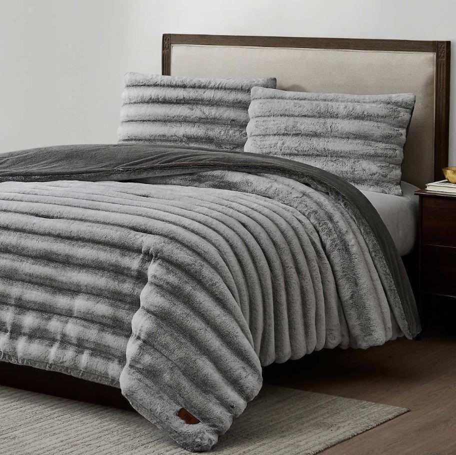 FRYE CHANNEL 3pc Faux Fur Queen Comforter Set, Light Grey. NB: Not in origi