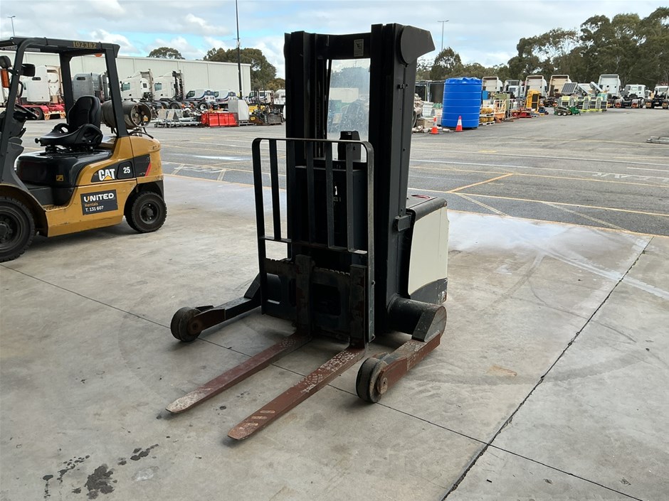 Crown SHR Walkie Stacker