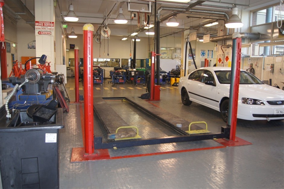 Vehicle hoist - Bradbury Liftmaster MK1, cable type 3 ton capacity ...