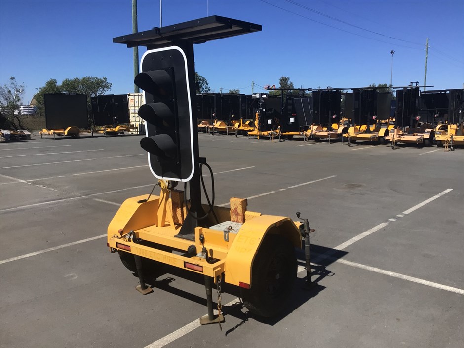 <p>2008 Giga Signs Traffic Light Single Traffic Control Unit Trailer</p>