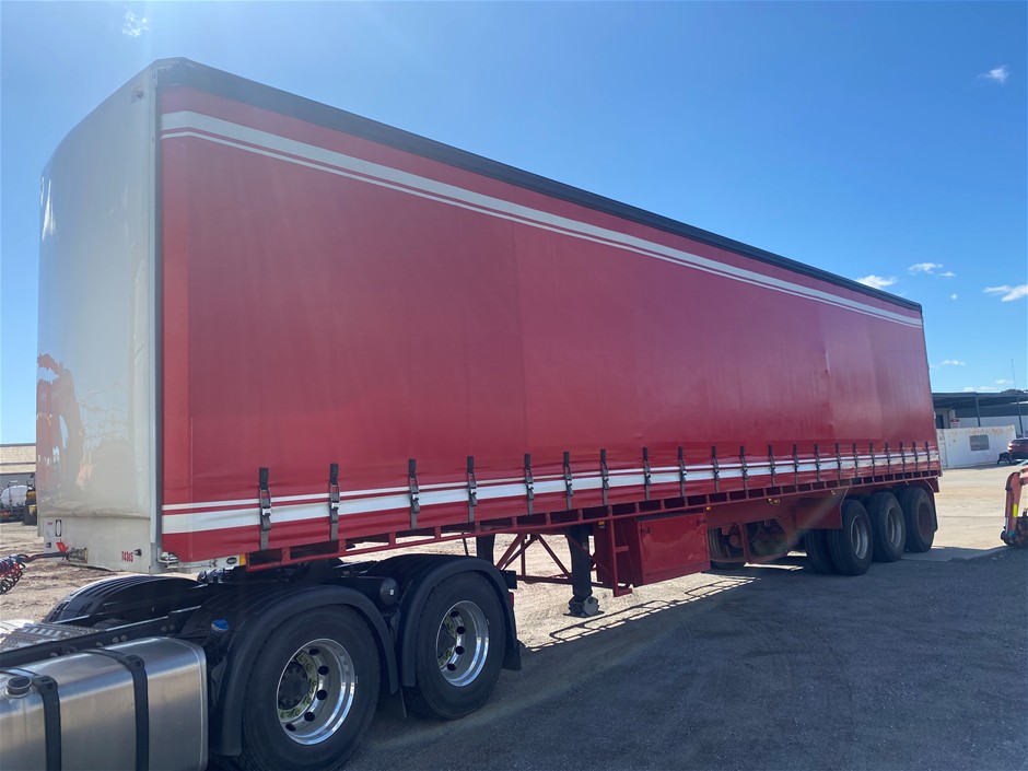 <p>2005 Maxitrans ST3 Triaxle Curtainsider Trailer</p>