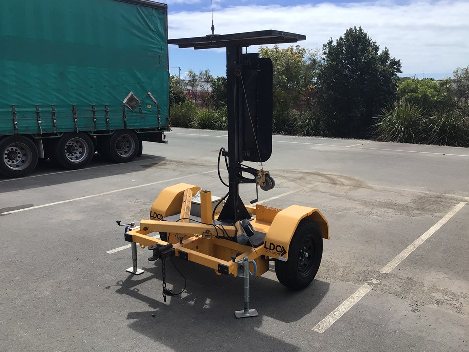 <p>2010 Giga Signs Traffic Control Single Traffic Control Unit Trailer</p>