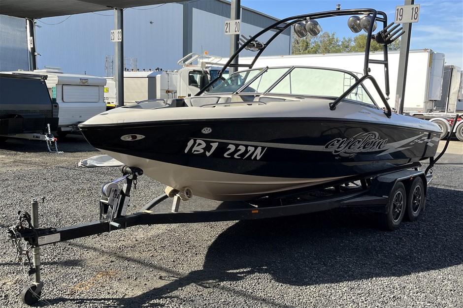 2003 Centurion Cyclone C4 Ski/Wake Boat