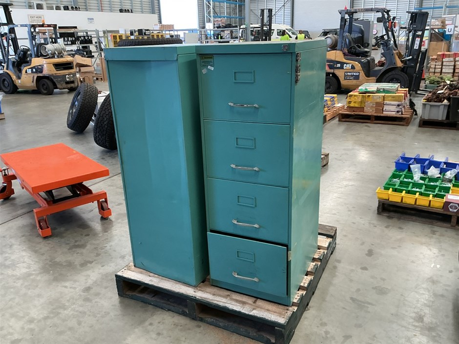 <p>2 x 4-Drawer Metal Filing Cabinets</p>