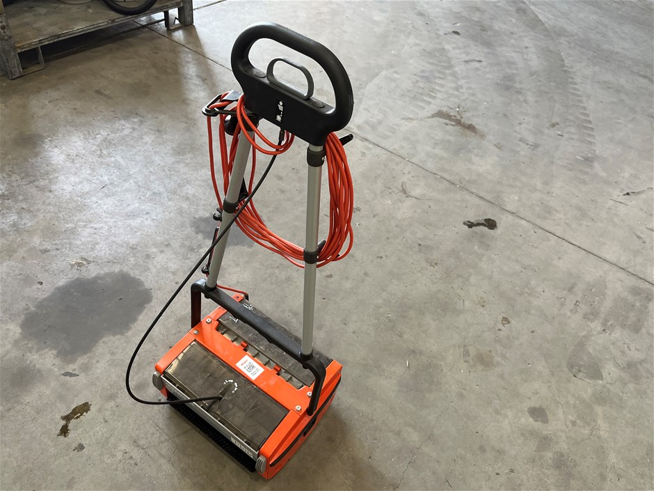 <p>Roots Wizzard W34N 34cm Compact Scrubber</p>