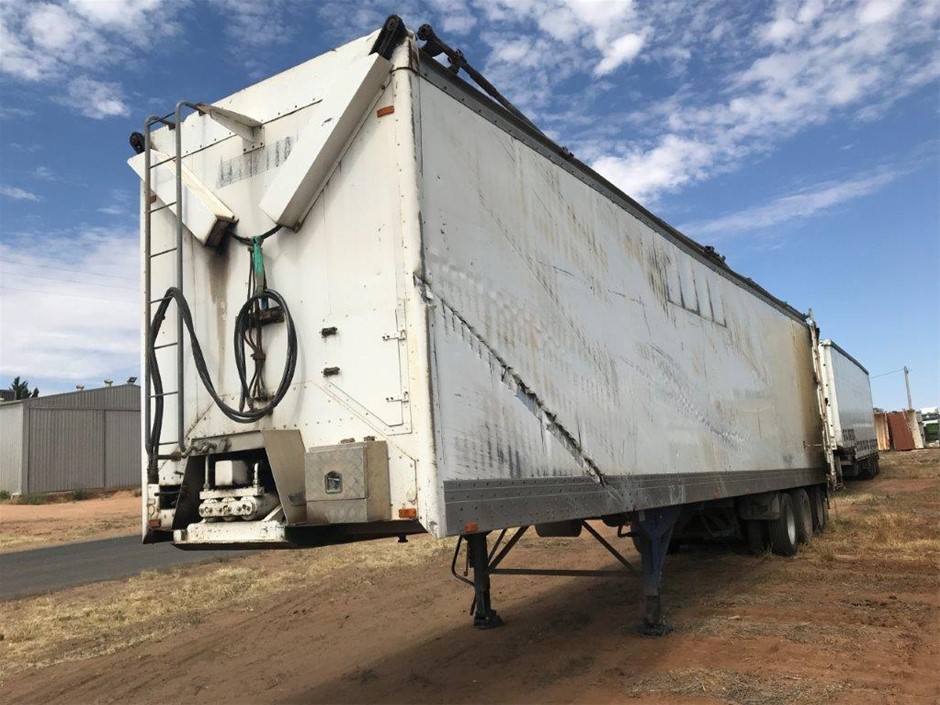 2014 Barker Trailers Heavy Duty Triaxle Trailer (REPAIRABLE WRITE OFF)