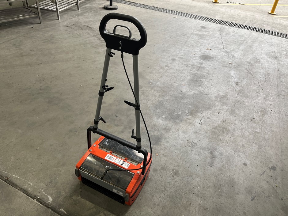 <p>Roots Wizzard W34N 34cm Compact Scrubber </p>