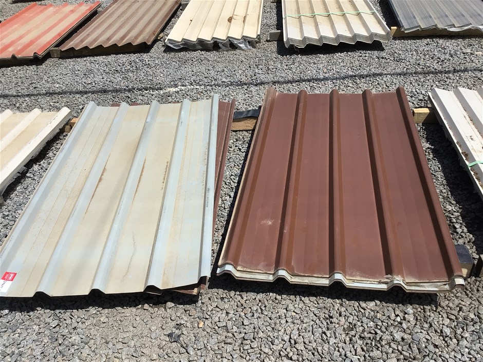 <p>15 x Unused Colorbond Sheets (Brown/Light Grey)</p>