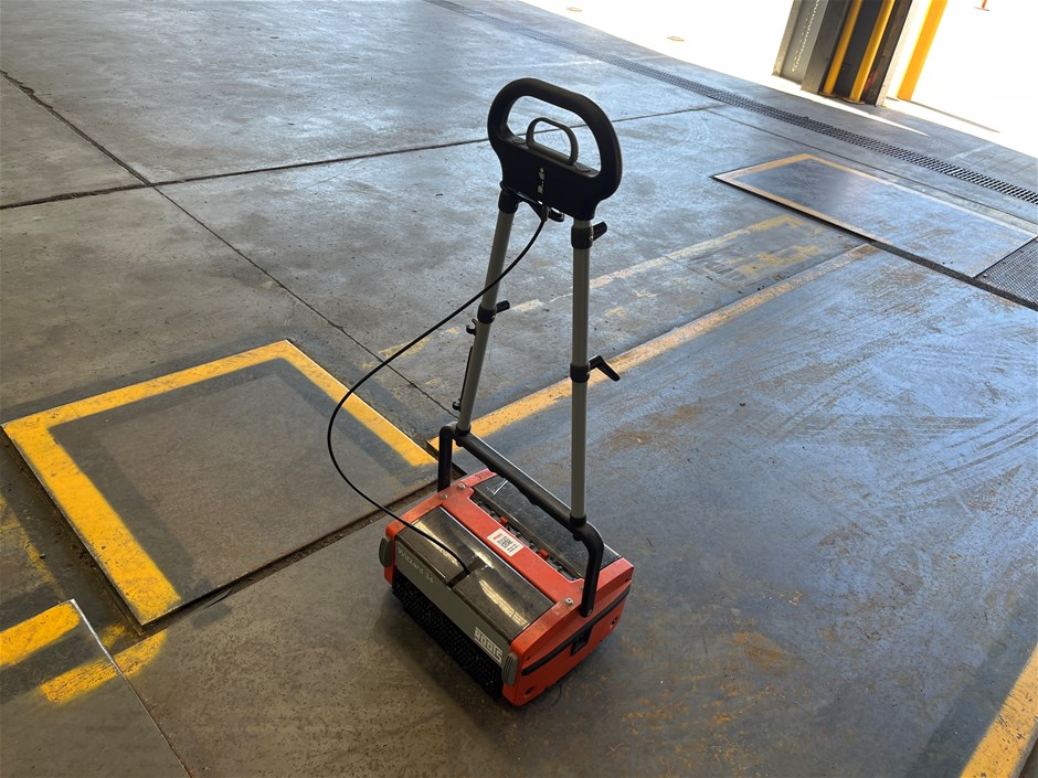 <p>Roots Wizzard W34N 34cm Compact Scrubber</p>