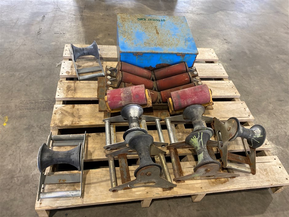 <p>Qty of Assorted Rollers</p>