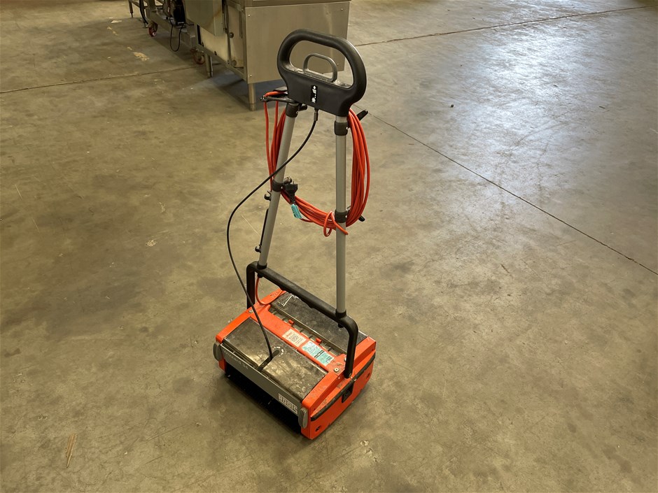 <p>Roots Wizzard W34N 34cm Compact Scrubber</p>