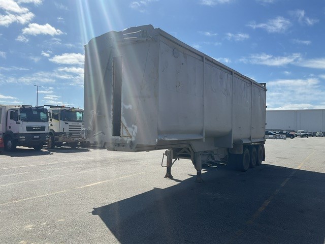 <p>1998 Terry Brown Tri Tipper  Triaxle Tipper Trailer</p>