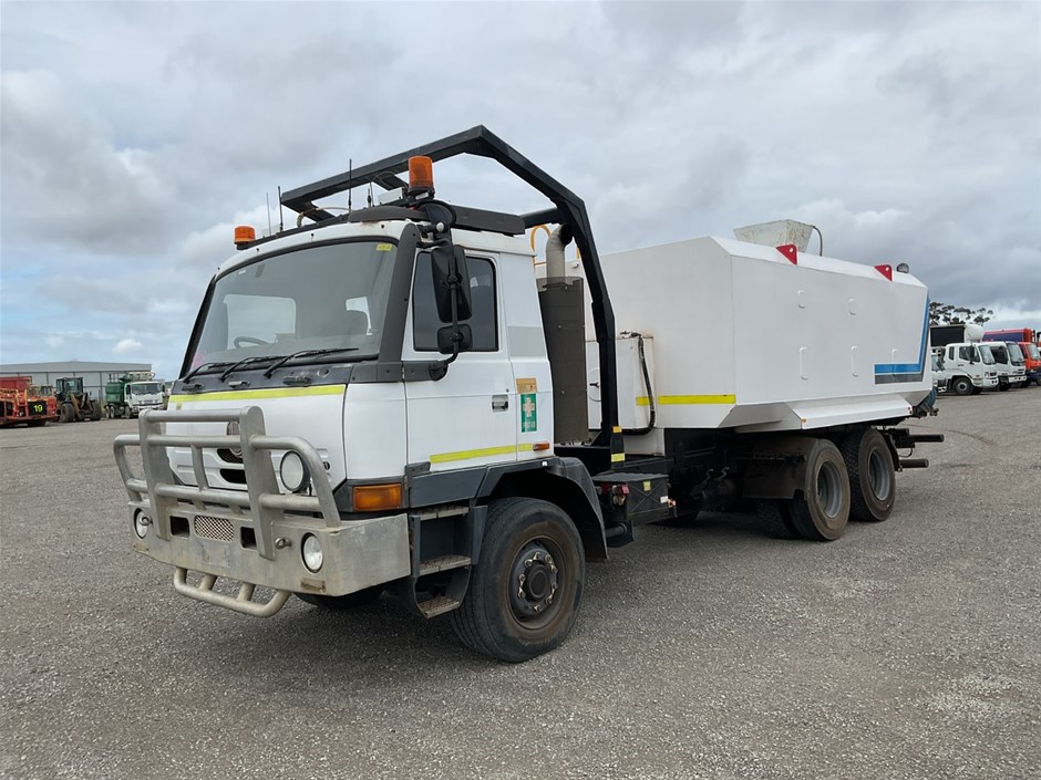 <p>2007 Tatra Terrn01 6 x 6 Water Truck</p>
