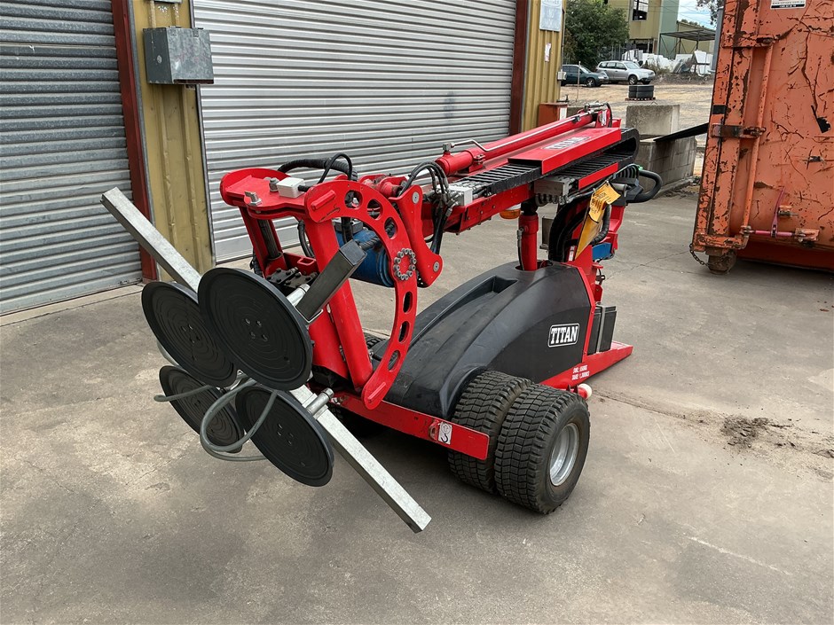 <p>Glass lifter mobile</p>