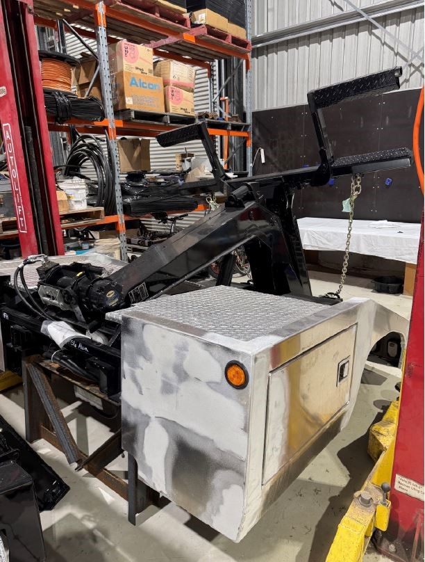 2025 Miller Holmes 440 7500Lb Power Tilt Under Lift